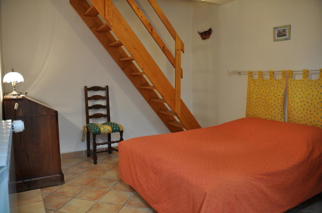 Hotel Le Petit Labouret Revest-du-Bion Exterior foto